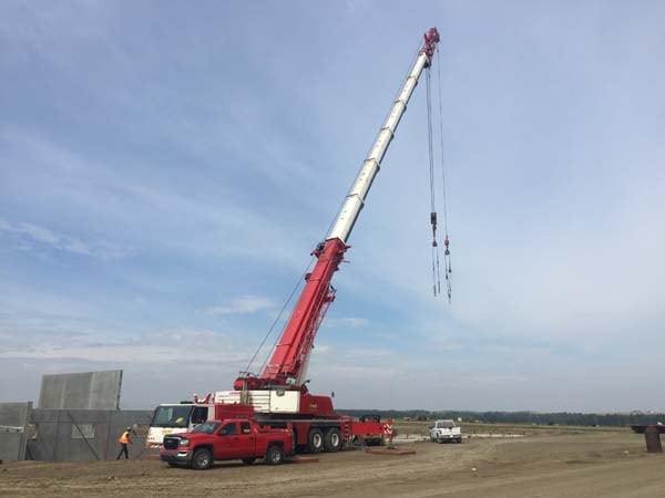 Crane rentals for construction projects